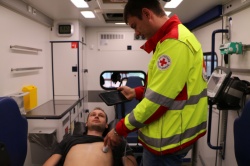 Ultraschalluntersuchung mit iViz im Rettungswagen.