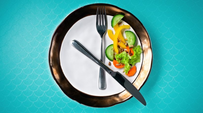 plate partly filled with food, symbolising the concept of intermittent fasting