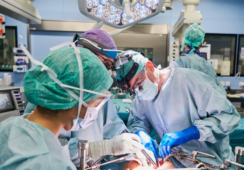 Prof. Dr. Daniel Candinas und Team während einer Operation: Wichtige,...