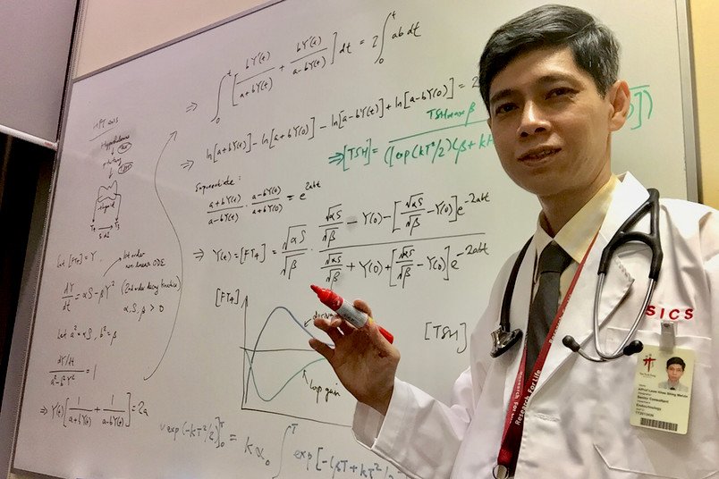 Melvin Khee Shing Leow arbeitet in der Abteilung für Endokrinologie des Tan...