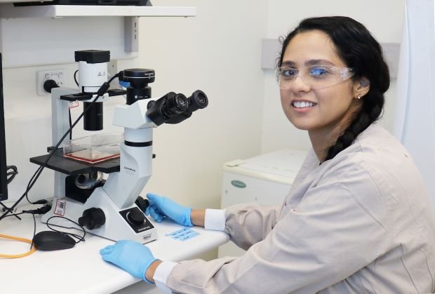 Pharmakologin und Forschungsleiterin Dr. Taskeen Janjua in ihrem Labor