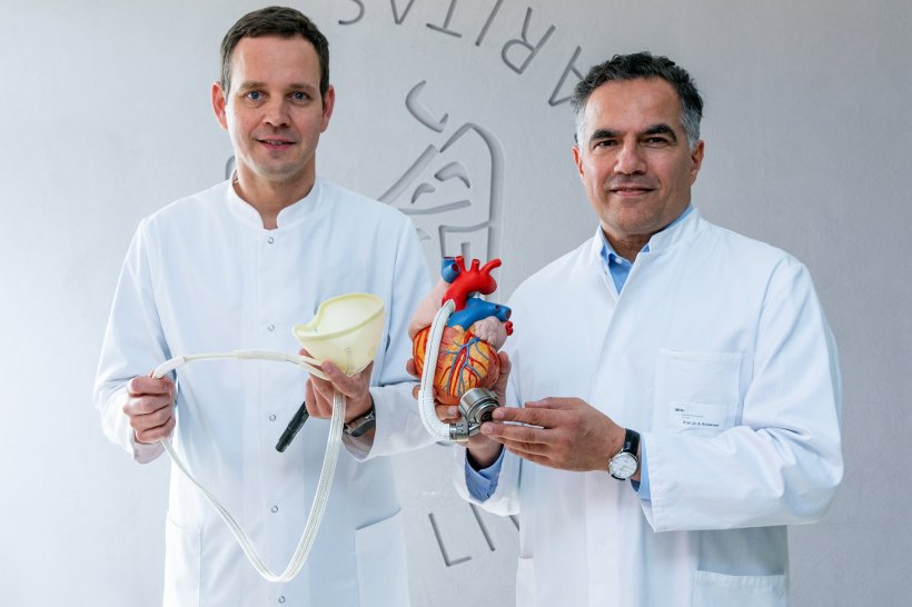 PD Dr. Bastian Schmack (links) hält den Kunststoffbeutel des reBEAT-Systems in...