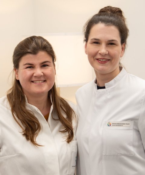 scientists anna wrobeln and freya dröge standing next to each other