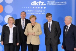 Bundeskanzlerin Angela Merkel flankiert von den DKFZ-Vorständen Josef Puchta...