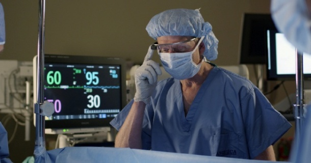 Darstellung der Vitaldaten in der Datenbrille während einer Operation 