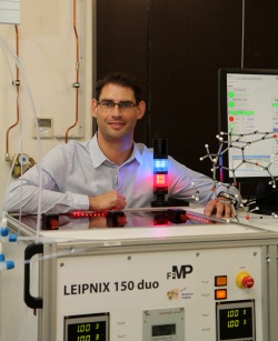 Dr. Leif Schröder am Xenon-Hyperpolarisator