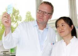 Professor Dr. Mario Schiffer und Dr. Beina Teng, die wesentlich zur Arbeit...