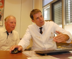 Prof. Jürgen Weitz (rechts) erklärt seinem Patienten Günter D. am Computer...
