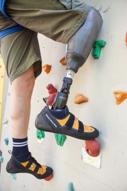 With the new prosthesis the leg amputee can even go climbing.