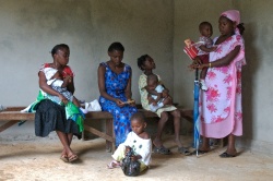 Mütter mit ihren kleinen Kindern warten auf die Behandlung.
