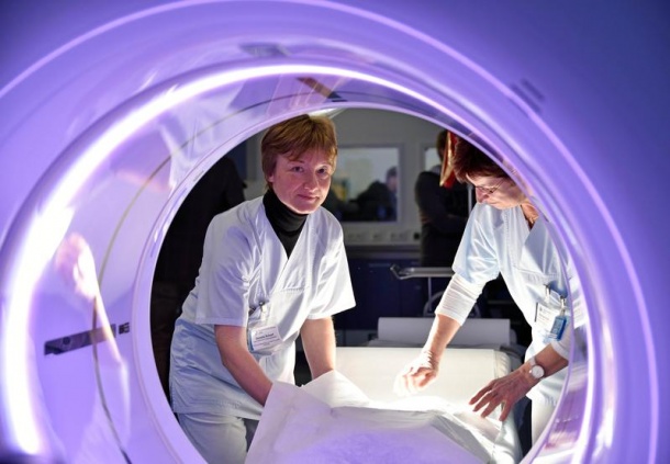 Daniela Scherf, Medizinisch-Technische Radiologieassistentin (MTRA, links) und...