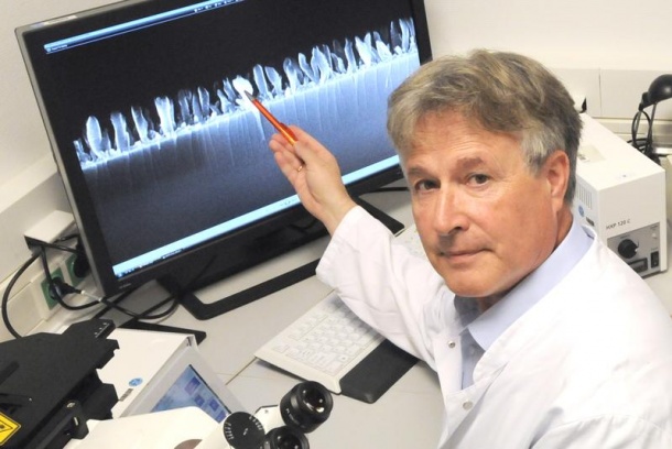 Prof. Dr. Manfred Köller zeigt die Vergrößerung einer Titanoberfläche mit...