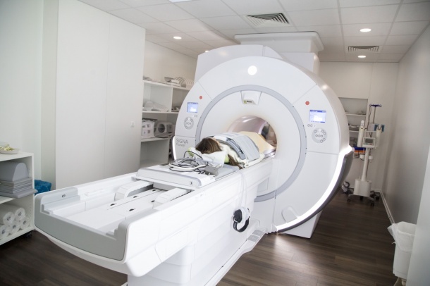 3,0 T MRI Signa Pioneer with extra large tunnel and comfortably lowerable...