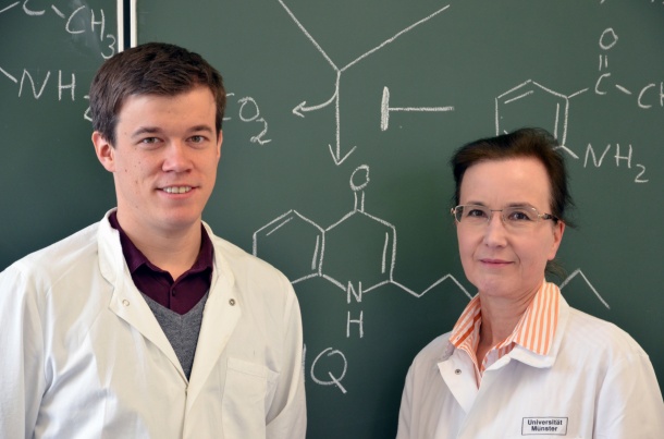 Erstautor Steffen Drees mit Prof. Dr. Susanne Fetzner (Institut für Molekulare...