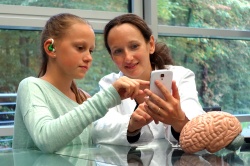 Der Messfühler wird im Ohr befestigt und ein Smartphone übermittelt die Daten...