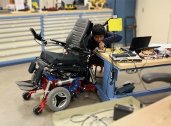 Mit seinen drei Radeinheiten ist es dem Rollstuhlroboter »MeBot« erstmals...