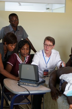 Dr. Wolfgang Stahl discusses an ultrasound scan with course delegates.