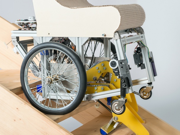 Der bionische Rollstuhl kann selbstständig Treppen steigen. Das Projekt...