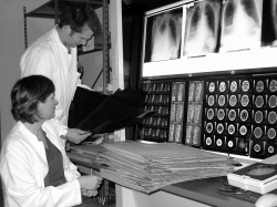 In der analogen Zeit mussten Röntgenbilder und andere Scans noch transportiert...