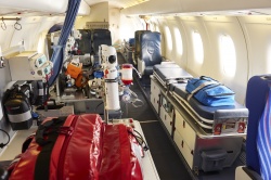 Blick in den Learjet 60 XR: Zwei Patienten können auf der Kurz- und...