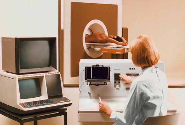1977 stellte Siemens seinen Ganzkörper-CT Somatom vor, der damals Nieren, die...
