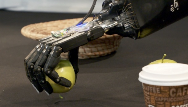 Obwohl die Roboterhände die Kraft hätten, den Apfel fest zu drücken,...