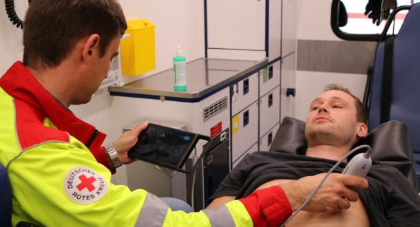 Ultraschalluntersuchung mit iViz im Rettungswagen.