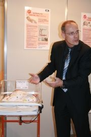 Dr. Uwe Teichert presets the Leipziger Wanne at MEDICA