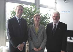 David Dowe (left) with Klaus Cramer and EH representative Denise Hennig