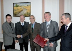 Von links nach rechts: Dr. Stefan Reumuth, Landrat Bodo Ihrke, Prof. Dr....
