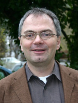 Prof. Dr. Helmut Fickenscher ist seit April 2005 Professor für Virologie an...