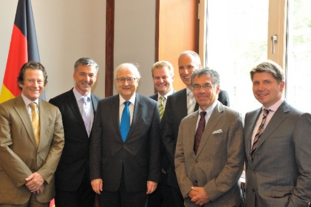 Foto v.l.: Dr. Steffen Gebauer (Vorstandsmitglied), Josef May (Vorsitzender),...