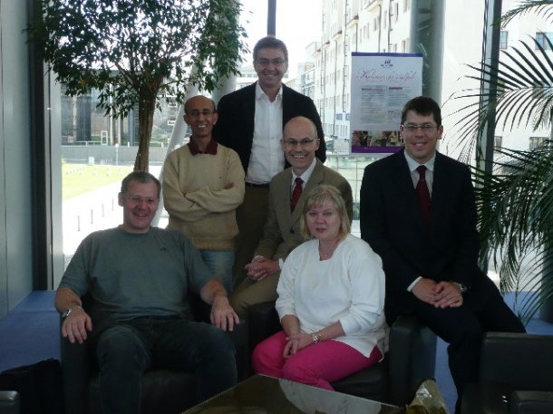Die Mitglieder der Konsensus-Gruppe: sitzend 1. Reihe links Ewald Schober,...