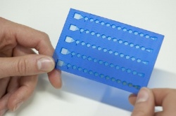 Auf dieser Plastikkarte transportieren die magnetischen Nanopartikel die...