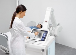 Photo: Siemens presents its latest mobile X-ray system with a wireless detector