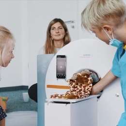 Photo: Giraffe Gerda nimmt Kindern Angst vor der Radiologie