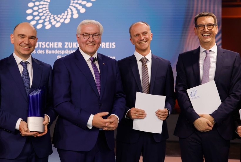 Bundespräsident Dr. Frank-Walter Steinmeier (2. von links) überreichte den...