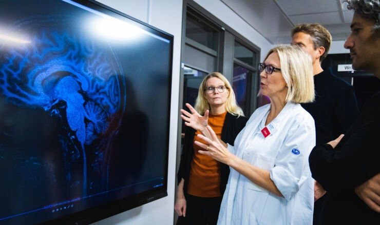 Ida Blystad and her colleagues examine the brain using MRI.