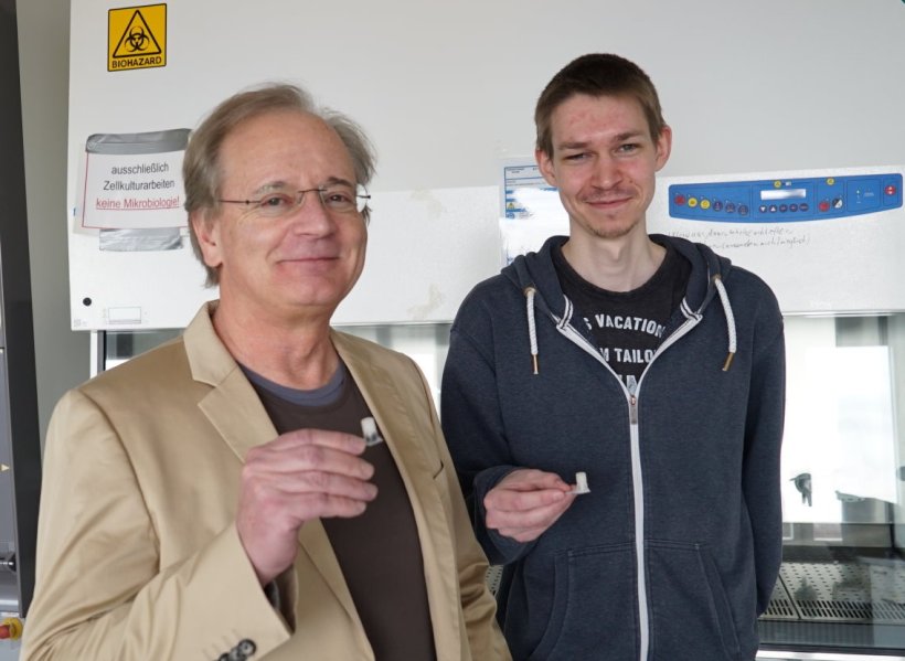 Professor Dr. Hans-Peter Deigner (links) und Doktorand Oliver Riester