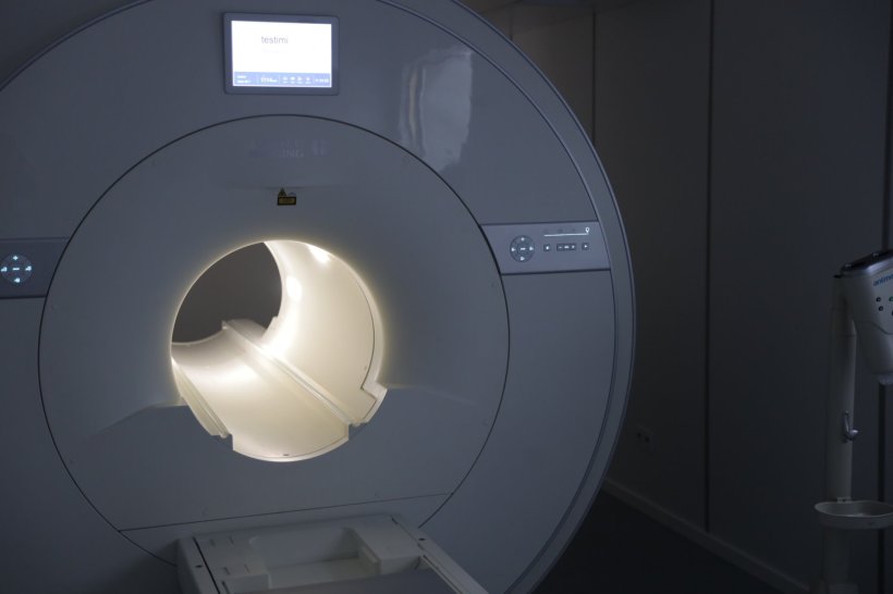 uMR 588 MRI scanner in hospital room