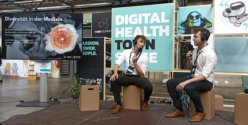 Moritz Roloff und Sebastian Paschen sitzen beim RuhrSummit auf der Bühne und...