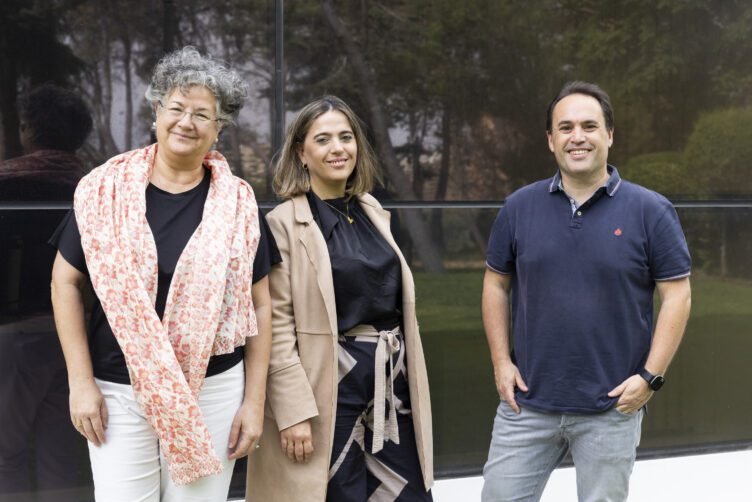 Núria Malats, Guadalupe Sabio and Héctor Pintado standing next to each other