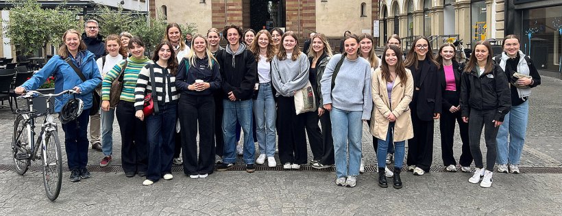 Eine Gruppe von Medizinstudenten posiert vor dem Würzburger Dom für ein...