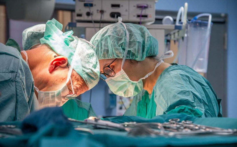 Surgeons Michael Höckel and Bahriye Aktas are standing opposed to each other...
