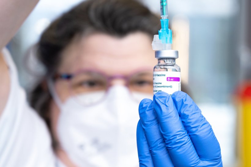 Eine medizinische Fachkraft zieht eine Impfung mit dem Wirkstoff gegen Covid-19...