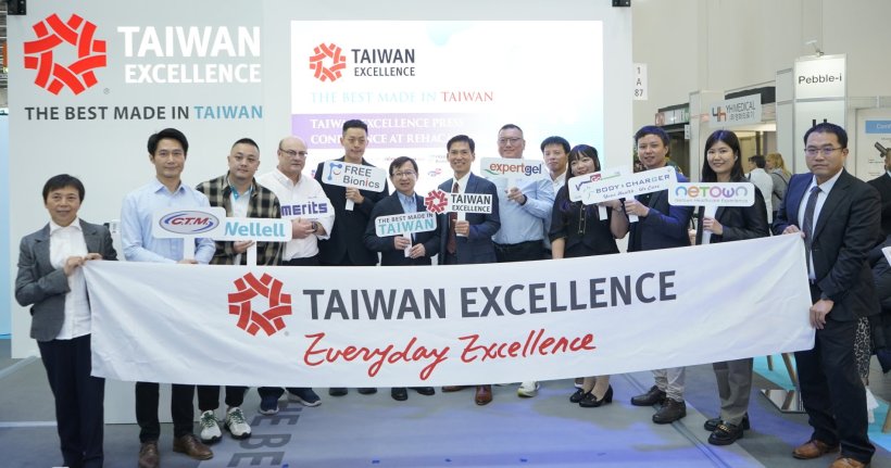 Gruppenbild der Aussteller aus Taiwan auf der Messe Rehacare. Alle halten ein...