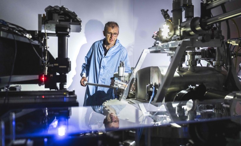 Peter Cloetens, ESRF scientist, during the experiments at the European...