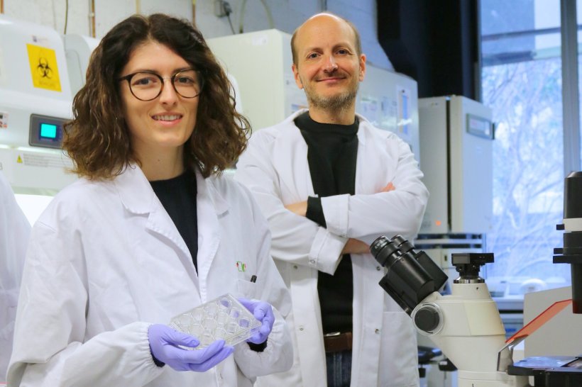 Alice Perucca (left) and Xavier Trepat (right) at the IBEC laboratories.