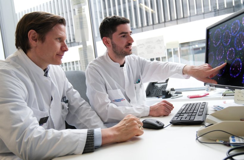 Prof. Dr. Robert Zeiser (links) und Erstautor Lukas Braun besprechen, wie das...