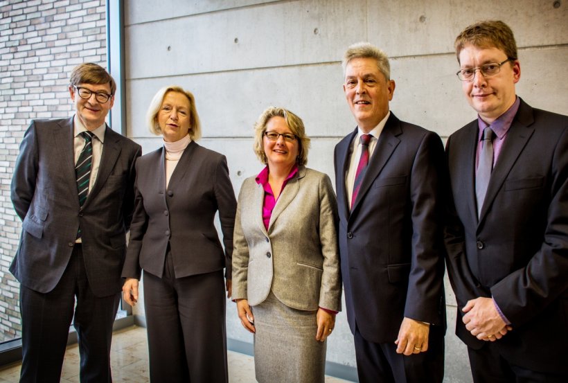 Von links: Professor Dr. Otmar Wiestler, Professor Dr. Johanna Wanka, Svenja...